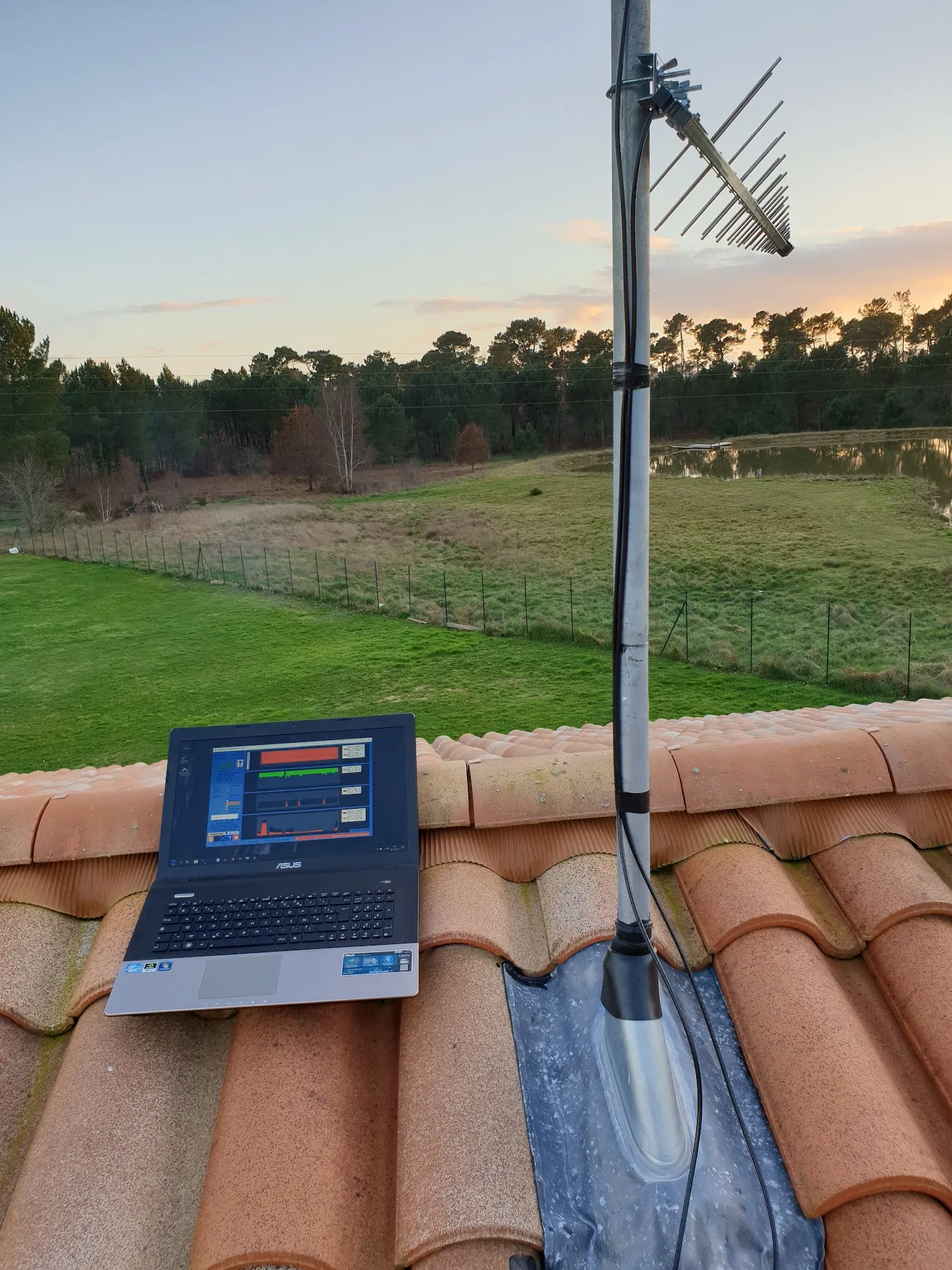 Installation d'une antenne TV sur un toit par Nicolas Tauziede