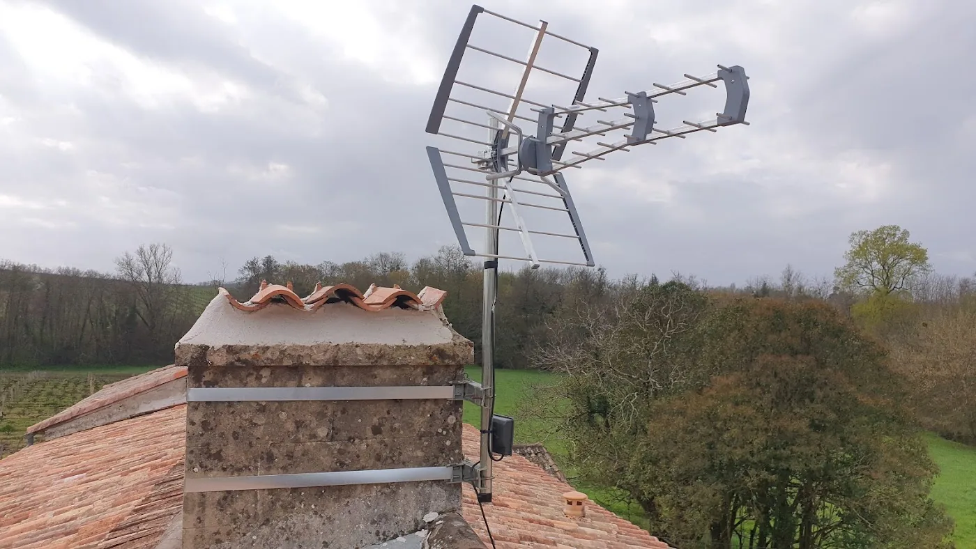 Nicolas Tauziede au travail sur une installation d'antenne